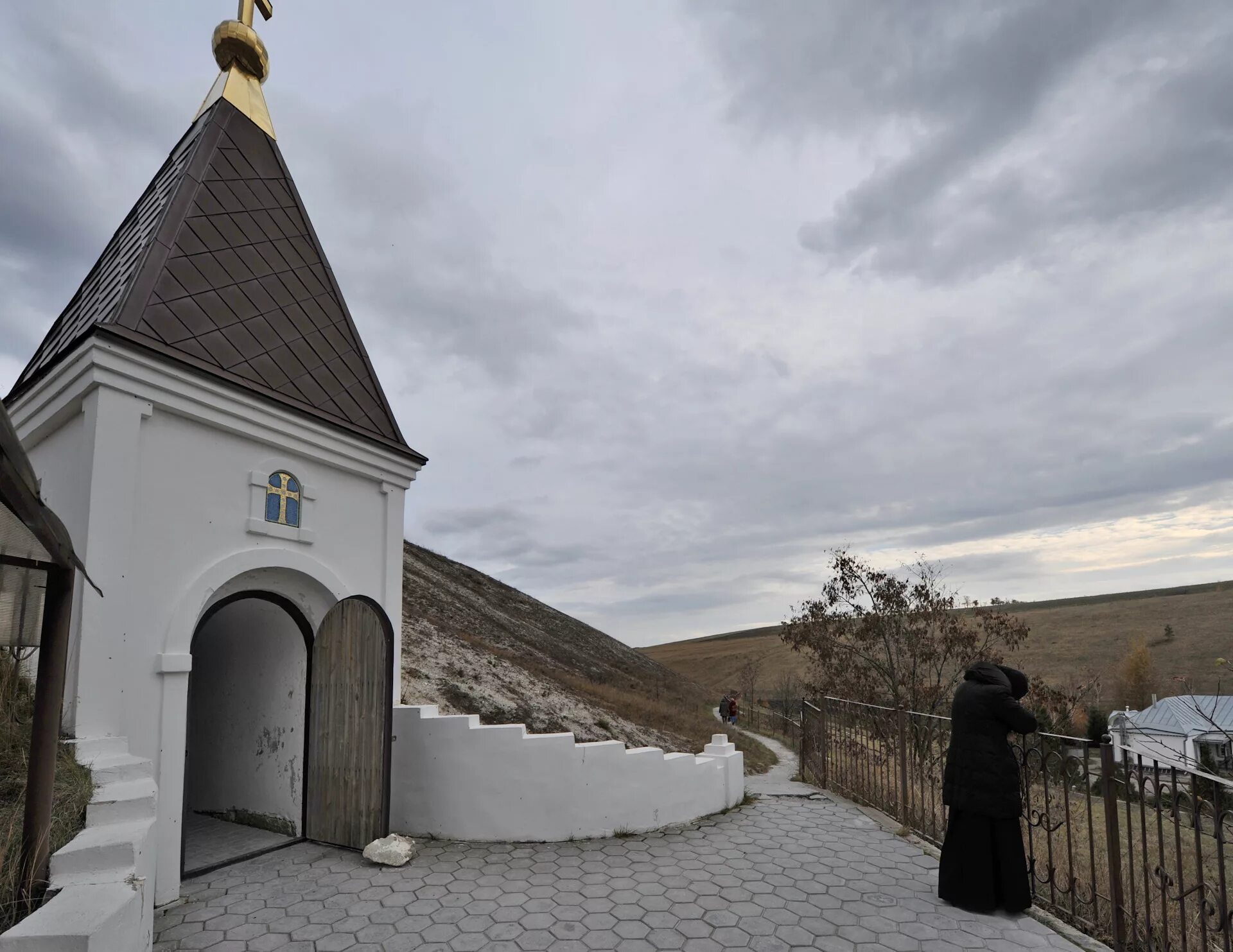 Костомарово женский монастырь сайт. Костомаровский Спасский монастырь Воронежская область. Костомаровский Спасский женский монастырь пещера покаяния. Спасский пещерный монастырь в Костомарово.