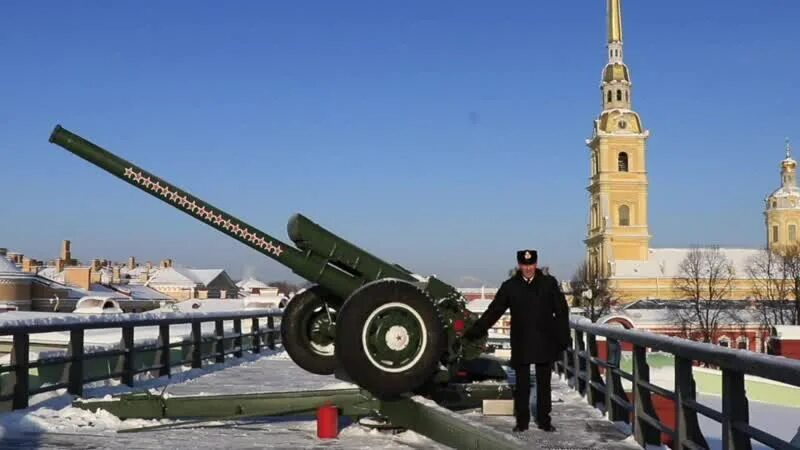В санкт петербурге выстрел сигнальной пушки раздается. Пушки петропавловской крепости. полуденный выстрел с петропавловской крепости. гаубица д-30 выстрел. д-20 гаубица.
