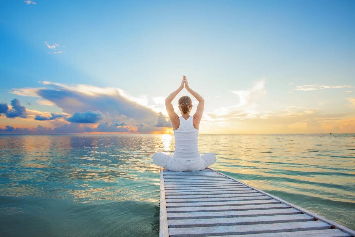 Духовное удовлетворение. Йога. Спокойствие и Гармония. Девушка медитирует. Йога медитация.