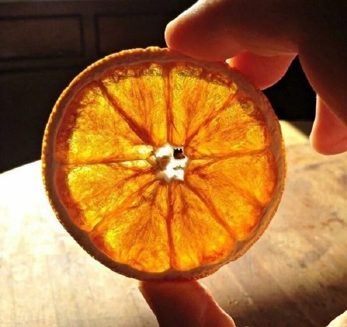 Апельсин. Украшения из апельсинов. Почему запах дольки апельсина не чувствуется. Очищенные дольки апельсина. Засушенный кружок апельсина.