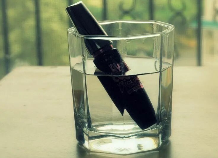 Чем можно разбавить тушь для ресниц. Тушь в воде фото. Как часто надо менять тушь. Засохшая тушь на ресницах. Засохшая тушь.