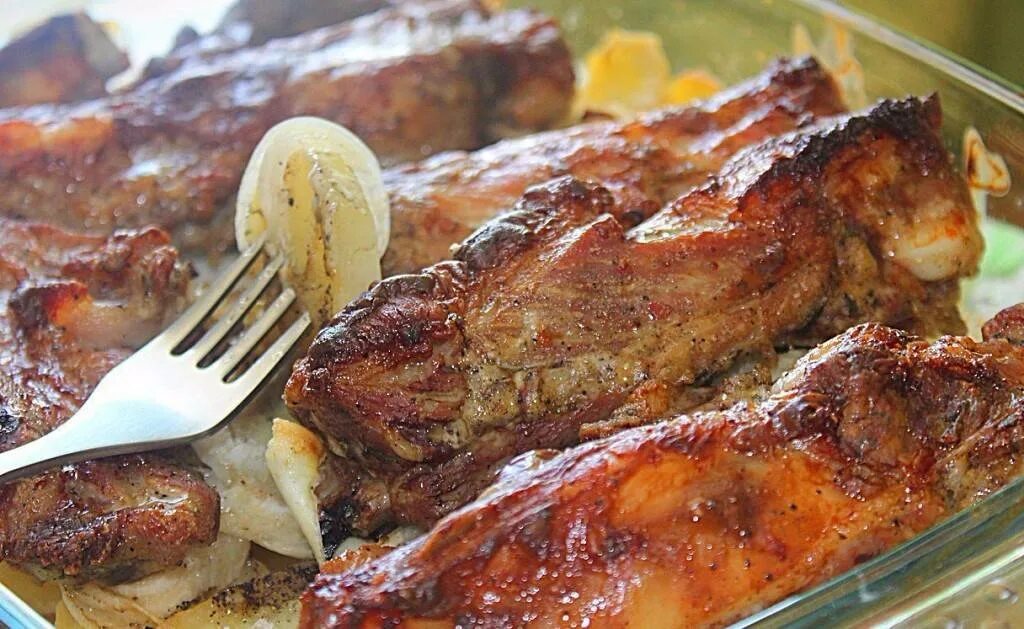 Свиные ребра с картошкой в рукаве. Ребрышки с картошкой. рёбрышки в духовке с картошкой. рёбрышки свиные в духовке с картошкой. картофель с рёбрами в духовке.