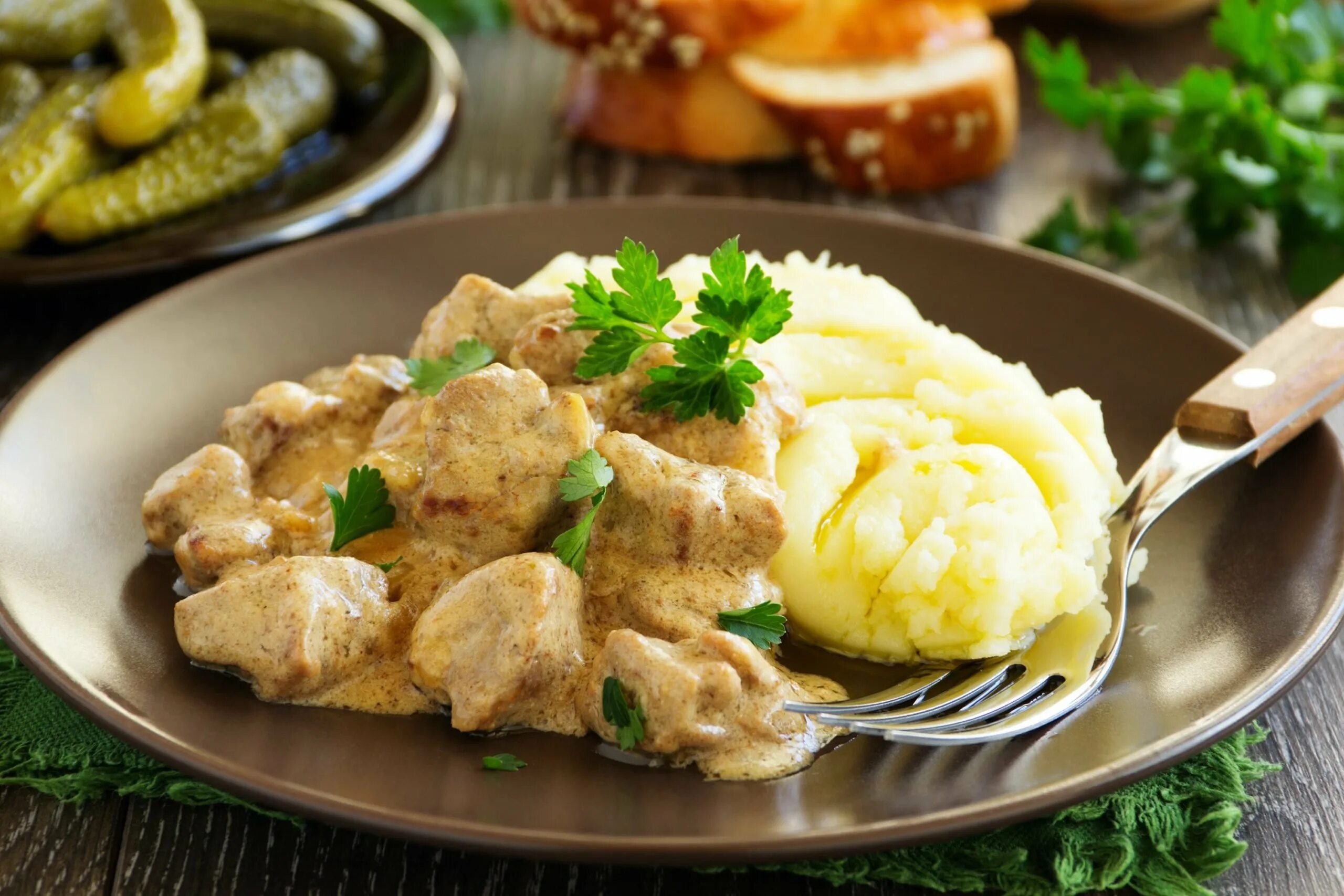 Курица со сливками и пюре. Beef stroganoff с пюре. фрикасе с картофельным пюре. бефстроганов с картофельным пюре. пюре с куриным бефстроганов.