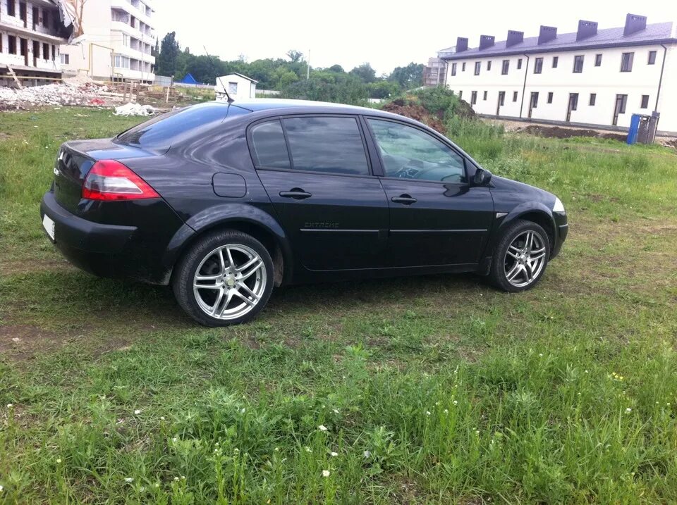 Megane диски. Renault Megane 2 r17. Рено Меган 2 на 18 дисках. Рено Меган 2 на р17. Меган 2 на литье.