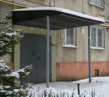 Козырек над входом многоквартирного дома