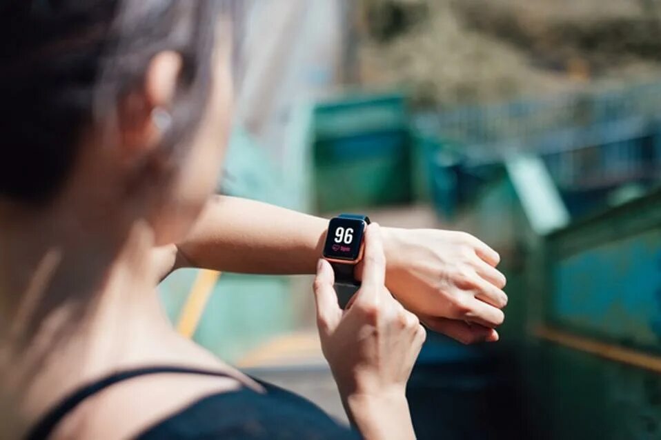 Smart со. Девушка на тренировке смарт часы. умные часы your smart partner on your wrist. часы пинг. девушка в наушниках смотрит на смарт часы.