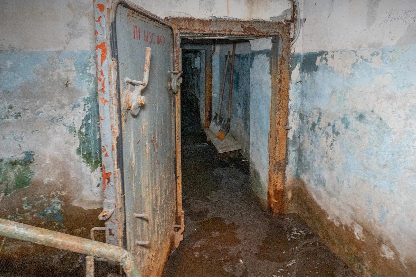 Бомбоубежище в энгельсе. Бомбоубежище. заброшенный бункер. заброшенное бомбоубежище. подвал бомбоубежище.