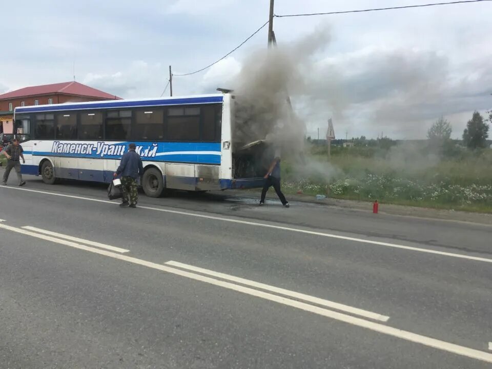 Автобус Каменск-Уральский Екатеринбург. 530 Автобус Екатеринбург Каменск-Уральский. Загорелся автобус Екатеринбург. Автовокзал Каменск-Уральский пожар.