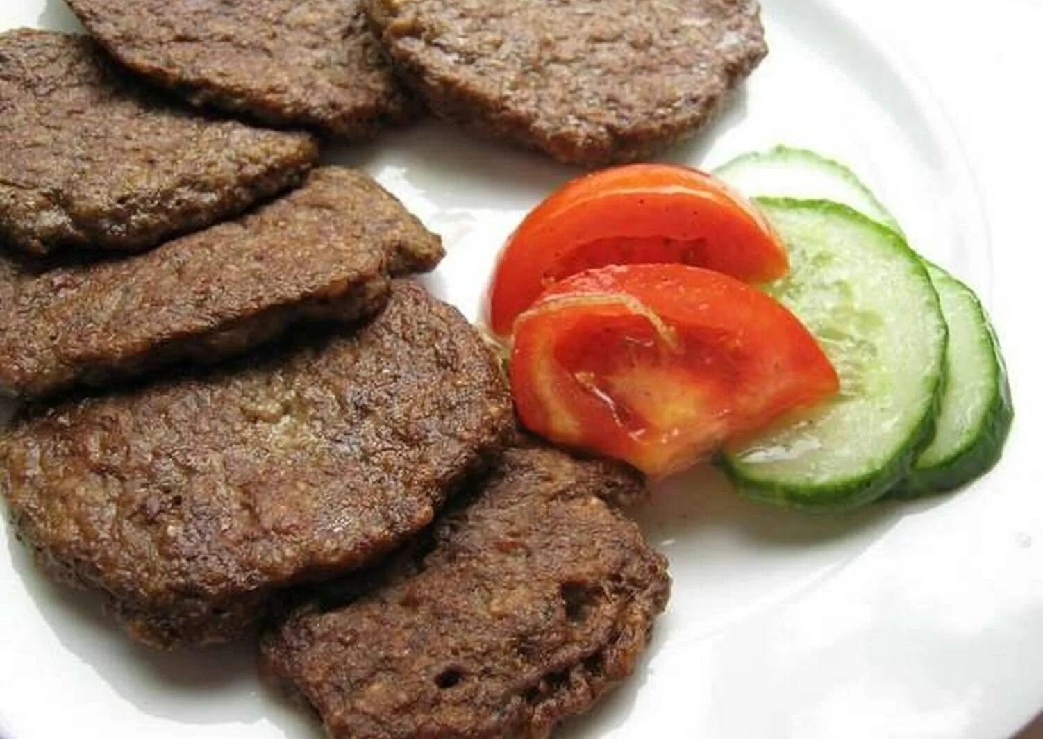 Котлеты из куриной печени на сковороде пышные. Печеночные котлеты. котлеты из печени свиной. печёночные котлеты из свиной. котлеты из печенки.