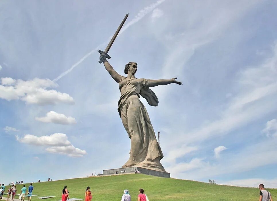 Памятные монументы. Монумент Родина мать в Волгограде. Родина-мать (Волгоград) памятники Волгограда. Скульптура Родина мать в Волгограде. Мамаев Курган статуя Родина мать.