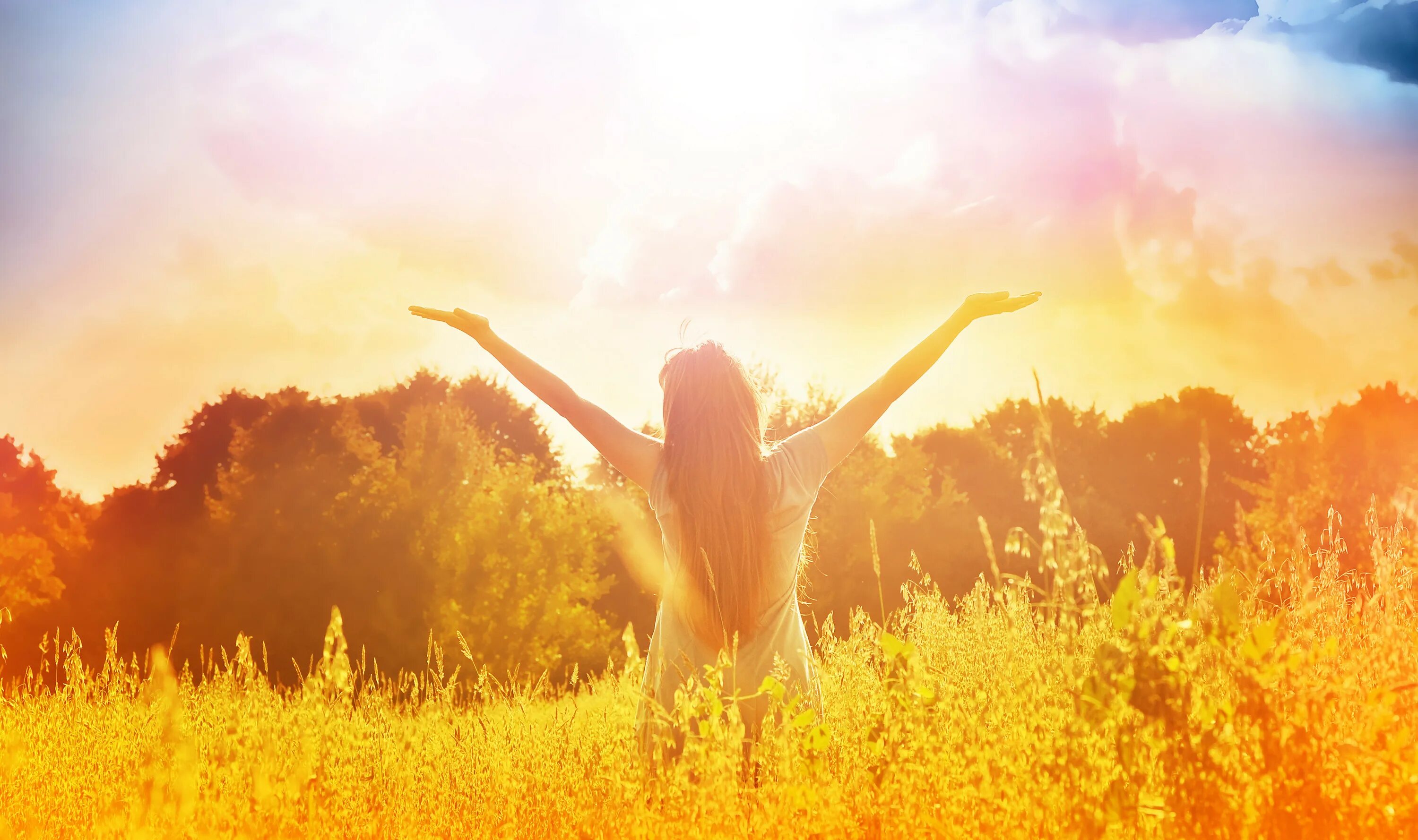 Гармоничного дня. Медитация, солнце, счастье. Хвала солнцу. Счастливая женщина на солнце. Навстречу солнцу.