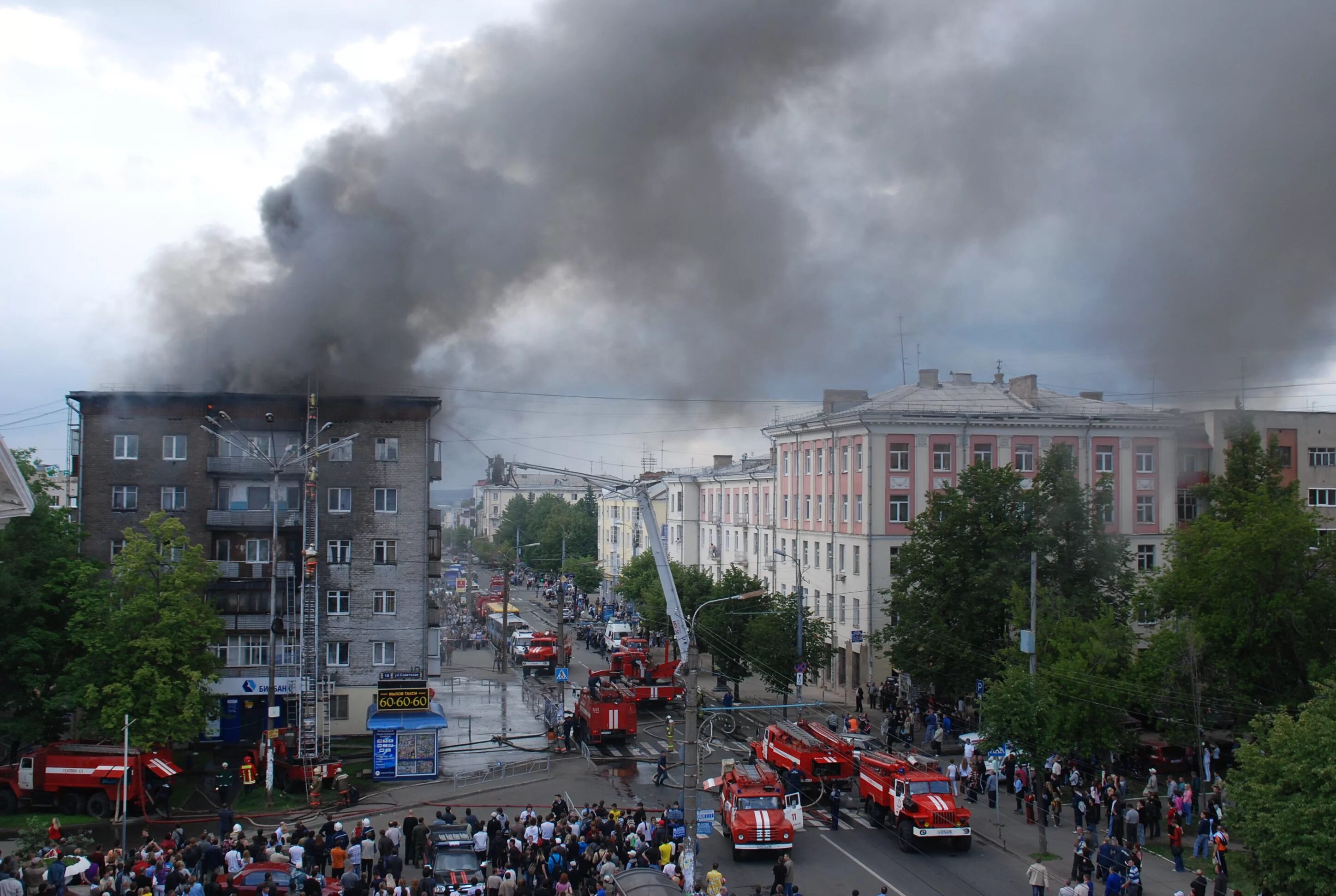 Тревога в ижевске сегодня. Пожар в Ижевске. Пожар в Ижевске сейчас. Ижевск сейчас. Пожарные Ижевска.