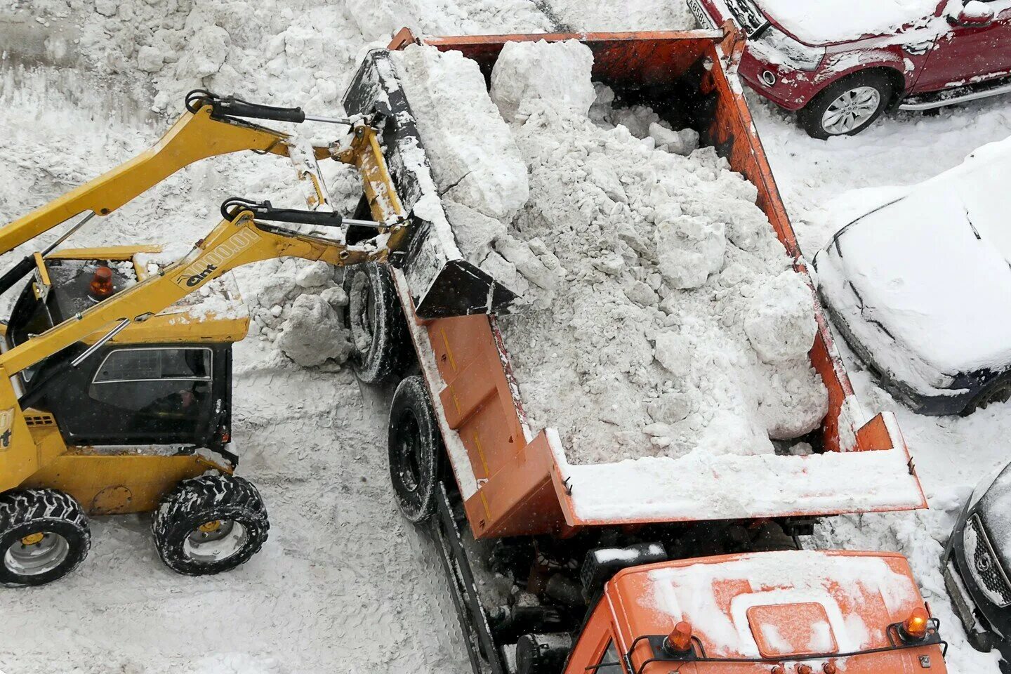 Уборка снега погрузчиком в КАМАЗ. Вывоз снега КАМАЗ. Бобкэт уборка снега КАМАЗ. Уборка снега мини погрузчик Мустанг.