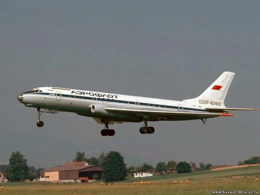 Первые реактивные пассажирские самолеты. Ту-104 двухдвигательный реактивный самолёт. Первый реактивный пассажирский самолет ту-104. Ту-124 пассажирский самолёт. 17 Июня 1955 первый полет ту-104.
