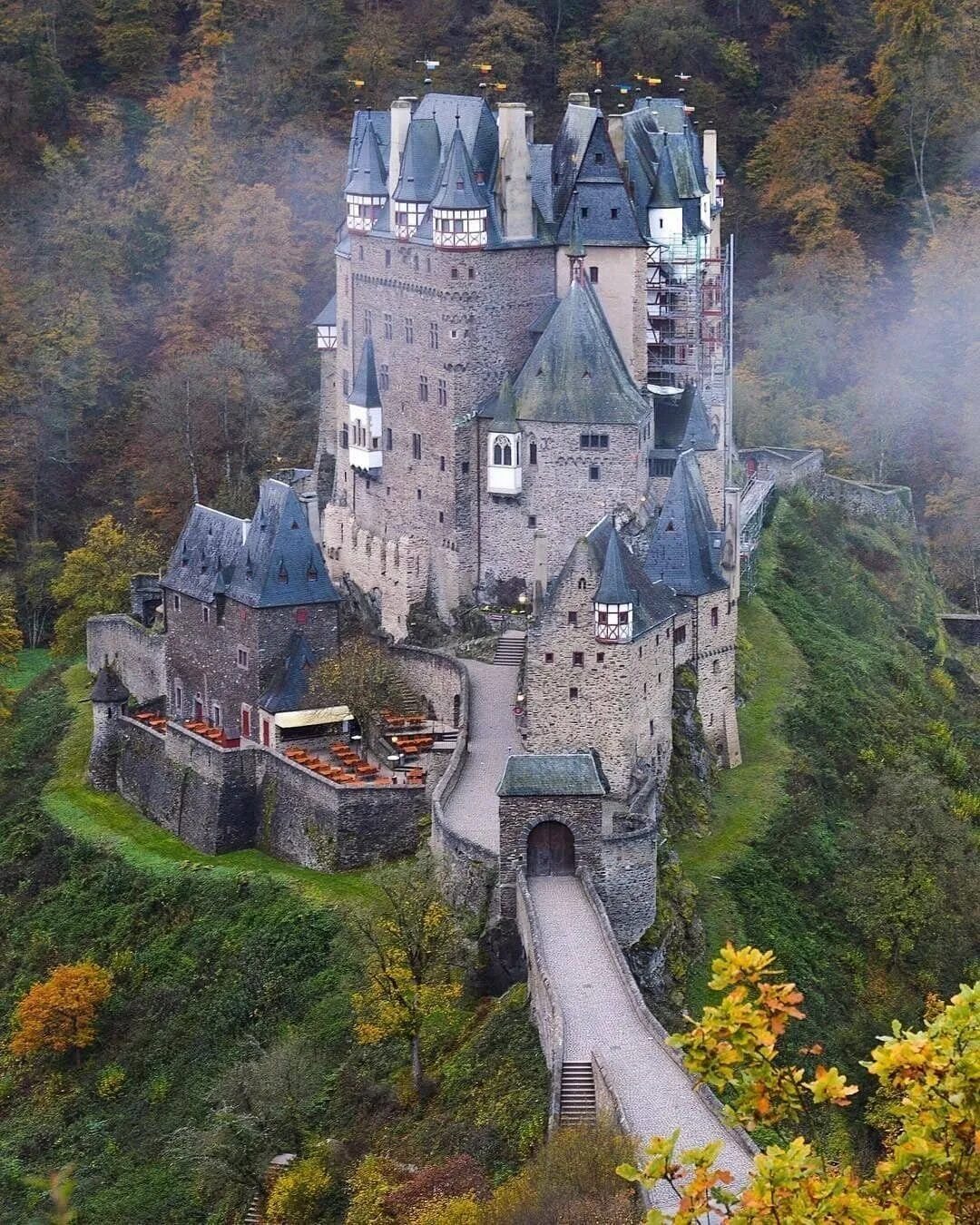 Замок Эльц Рейнланд-Пфальц Германия. Замок Элис Кастл Германия. Замок Эльц, Виршем, Германия. Burg Eltz Германия Хогвартс.