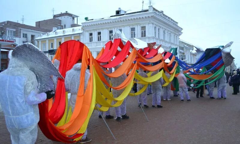 Предыдущий день праздник. Украшение города к празднику. Уличное шествие. Театрализованное шествие. Театрализованный праздник на улице.