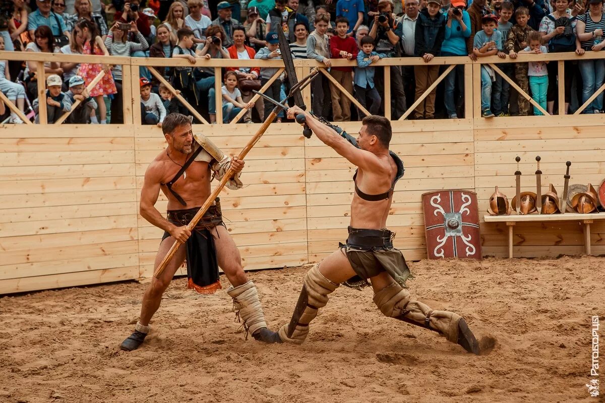 Где сражались гладиаторы. Сражение гладиаторов в древнем риме. Тренировки гладиаторов древнего рима. Римская империя гладиаторы бои. Колизей в древнем риме гладиаторские бои.