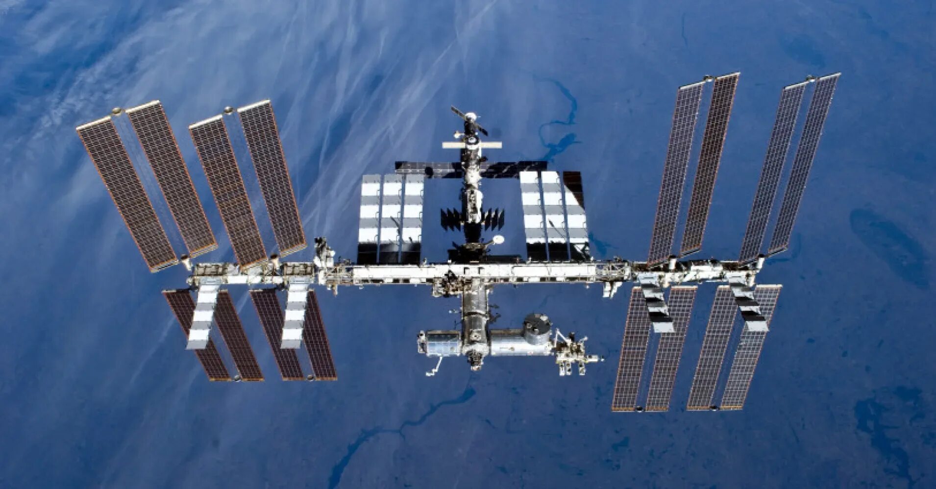 Как называется российская космическая станция. Космическая станция. Международная Космическая станция. Станция МКС В космосе. Солнечные батареи на МКС.