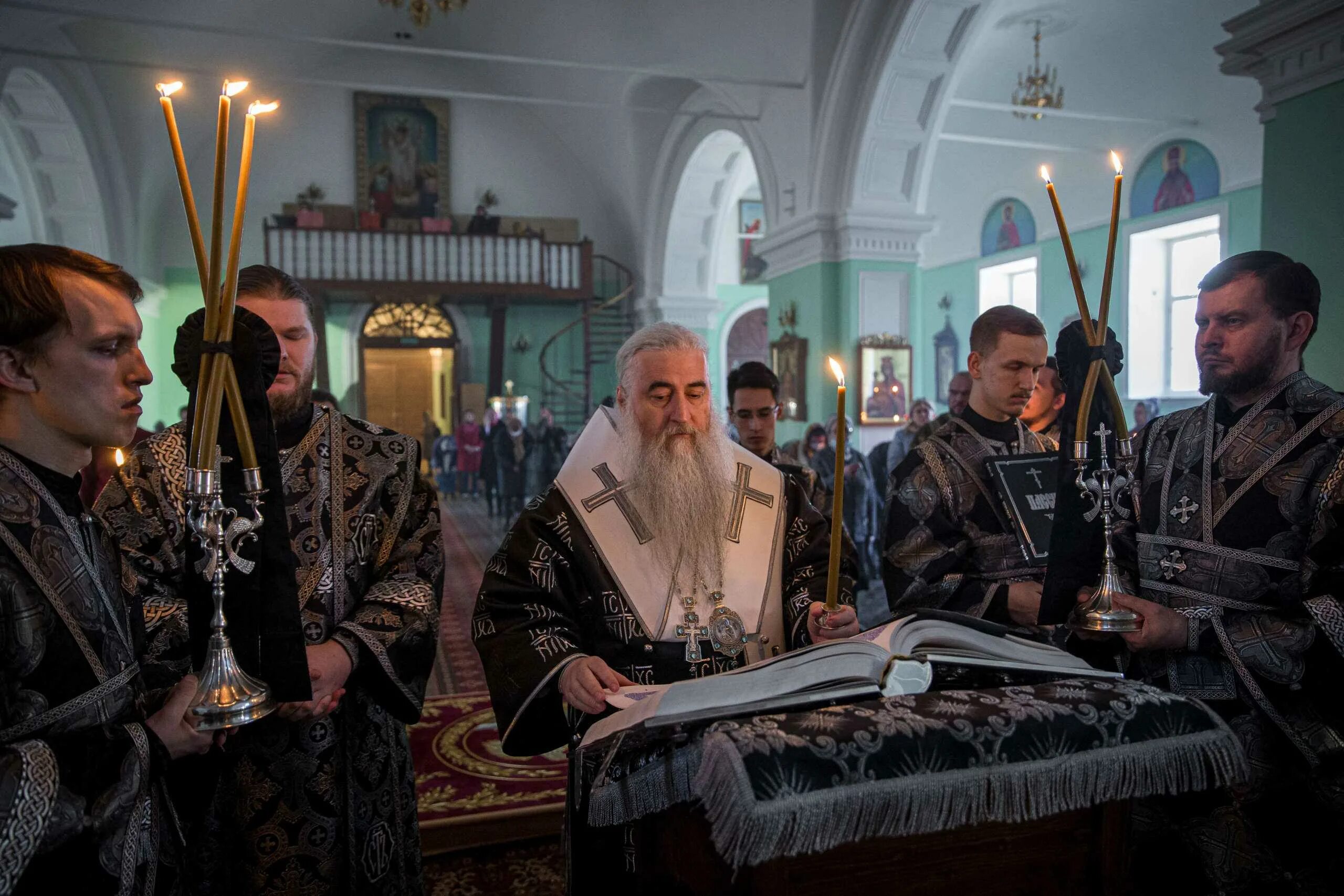 Православную службу вечернюю. Воскресенско-Германовский храм. Служители Германовского собора. Пассия в храме.