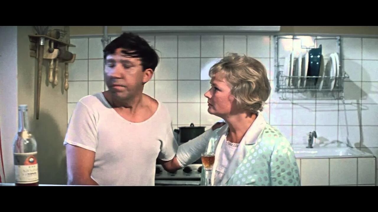 Шел упал очнулся гипс бриллиантовая. Очнулся гипс. Поскользнулся упал очнулся гипс. Очнулся. Упал очнулся гипс картинки.