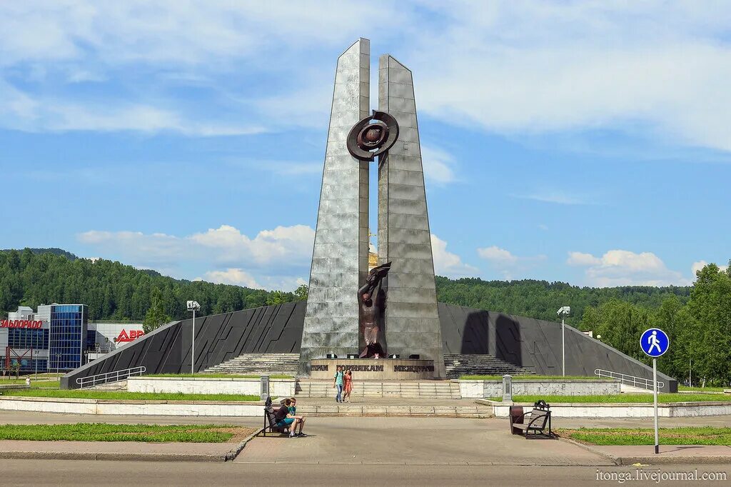 Мемориал шахтерской славы междуреченск. Междуреченск памятники. Междуреченск памятники. Междуреченск кемеровская область памятник. Мемориал воинам погибшим в локальных войнах междуреченск.