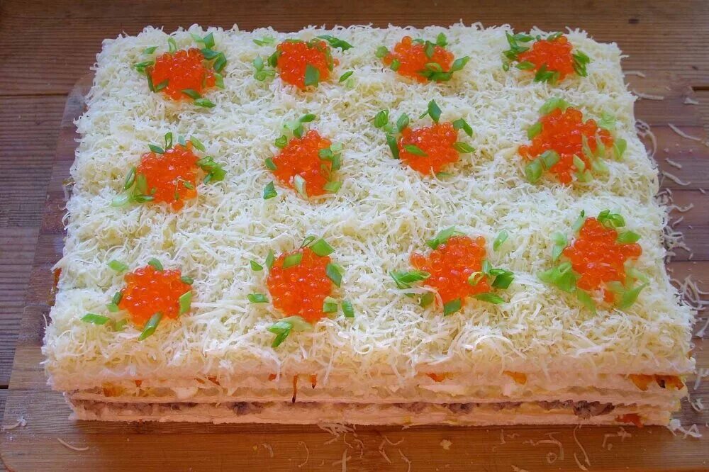 Мимоза салат наполеон. Закусочные вафельные торты. Закусочный тортик с коржами и грибами. Закусочный блинчатый торт. Закусочные вафельные торты.