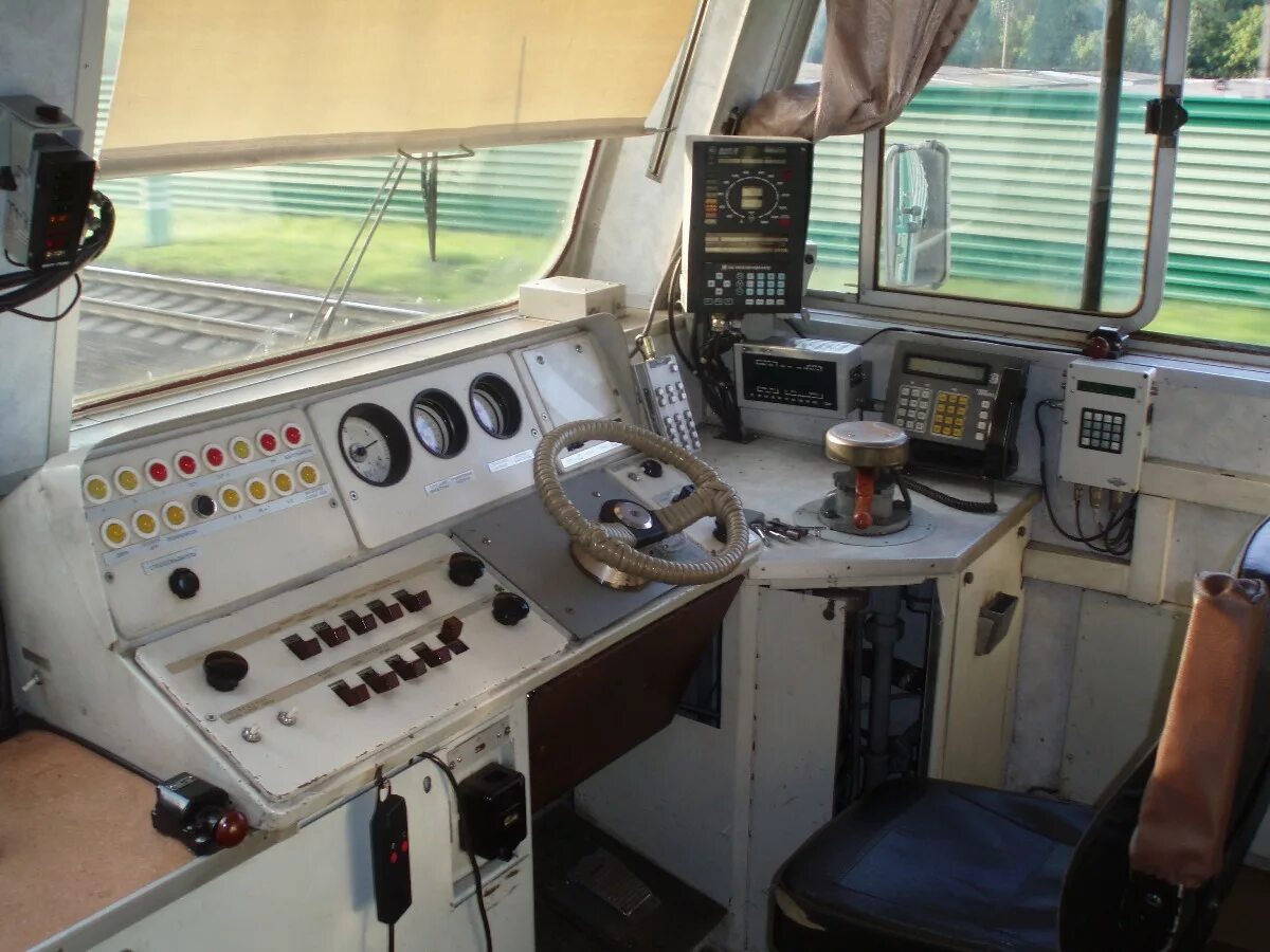 Кабина машиниста поезда эт2м. Эд9 электропоезд кабина. Эпл2т кабина. Кабина эр2т пульт. Контроллер электропоездов.