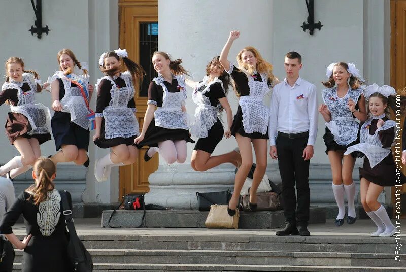 Как провести последний звонок в классе. Фотосессия последний звонок. Школьный выпускной. Выпускной 11 класс. Школьные выпускницы.