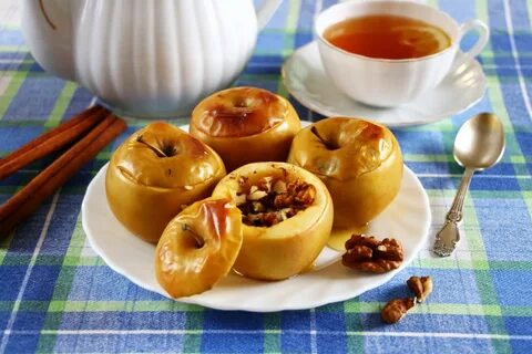 Яблоки с медом и грецким орехом