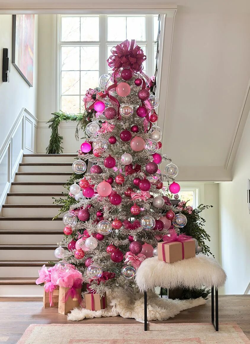Новый год розовом. Елка с розовыми украшениями. Елка с розовыми шарами. Елка наряженная в розовых тонах. Розовый декор елки.