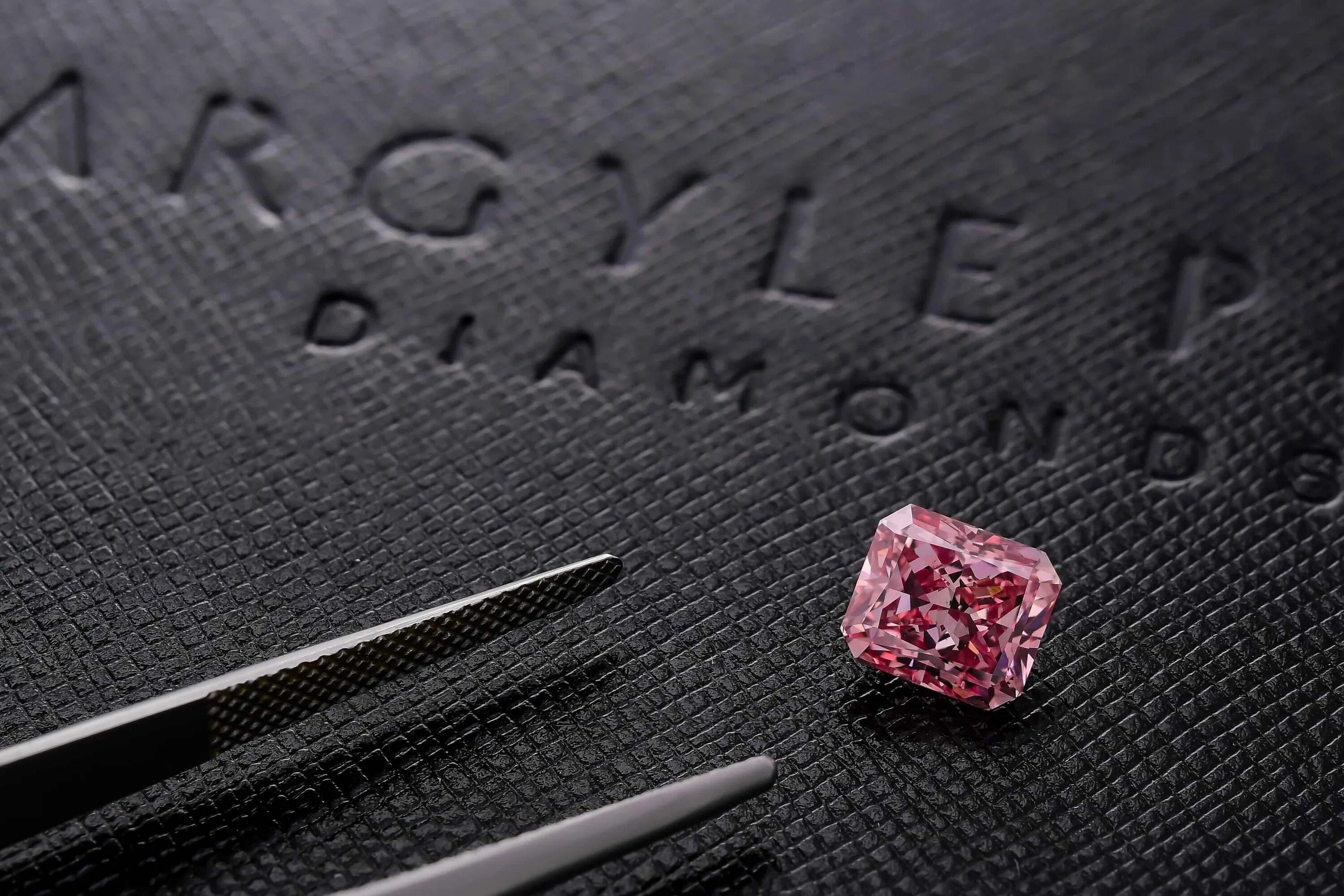 33 stones. Argyle Diamonds. Leibish & co.. Argyle Goolsby - in Votive Light. Ткань Vita Pink Diamond.