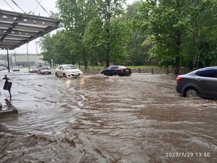 Ливень. Ярославль затопило. Город затопило. Сильный ливень.