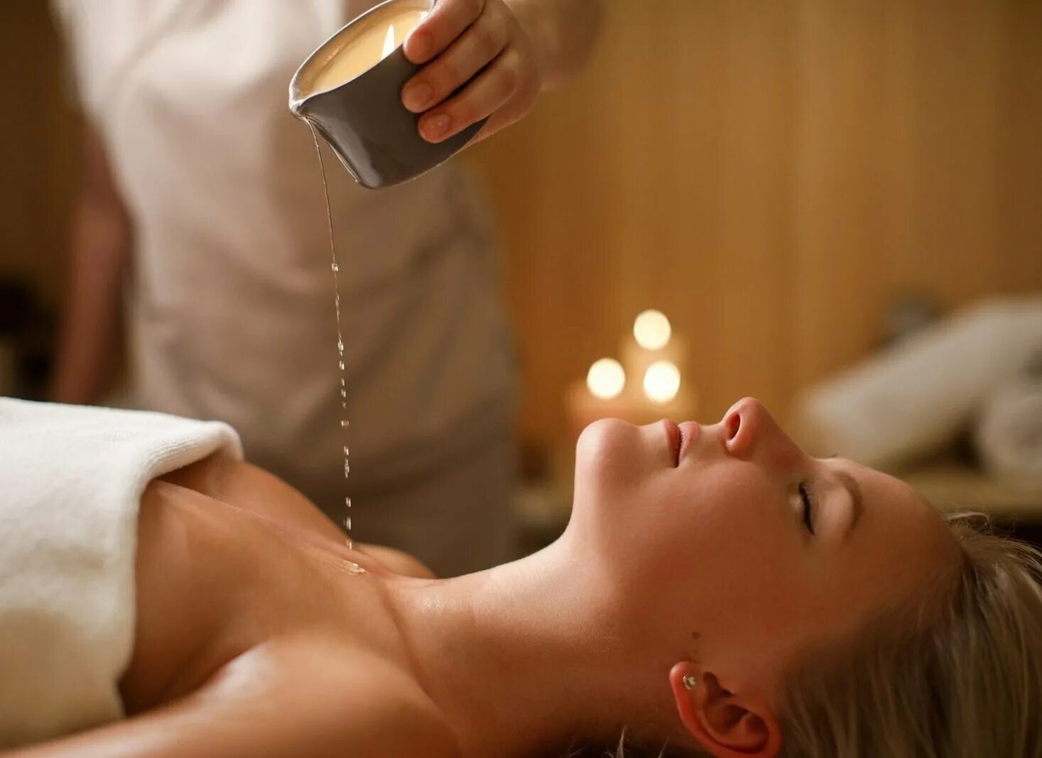 Как пользоваться массажной свечой. Как пользоваться массажной свечой. Массажная свеча этикетка. Массажная свечка в руках. Массаж при свечах.