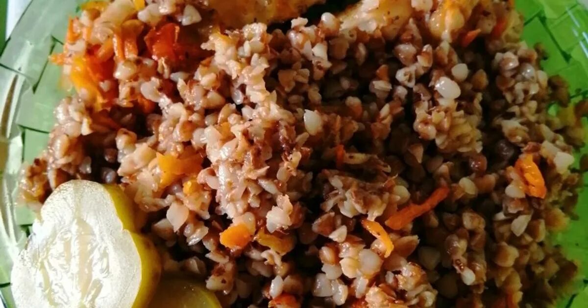 Блюда вари. Гречка с курицей в духовке в стеклянной посуде. Курица запеченная с гречкой в духовке. Гречка с окорочками в духовке. Гречка с бедрами в духовке.