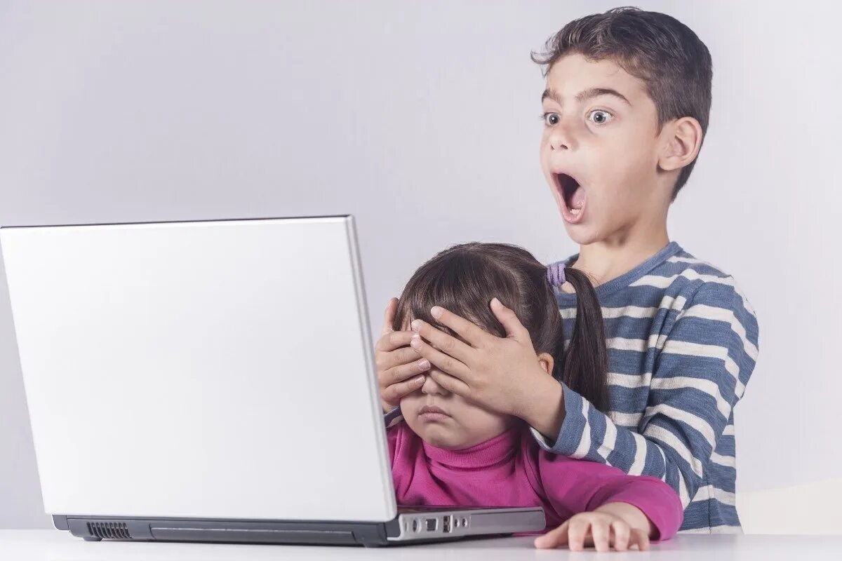 Детское сми. Детям об интернете. Компьютер для детей. Подросток и компьютер. Подросток за компом.