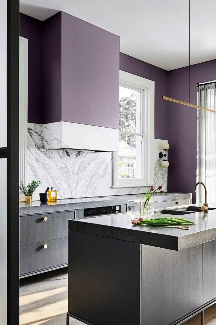 Варианты интерьера кухни в серо сиреневых тонах Pin by InteriorsAgent on КУХНЯ ● KITCHEN Purple kitchen, Lavender kitchen, Small