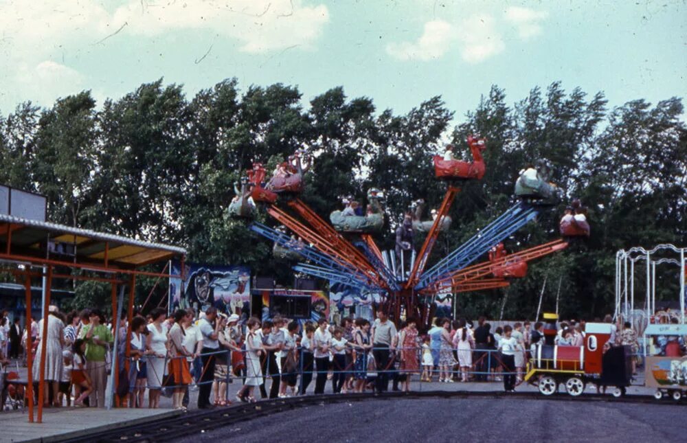 Развлечение 90. Лунапарк парк Горького. Парк Горького Москва Лунапарк. Парк Горького карусели СССР. Свердловск 80 годы ЦПКИО Маяковского.