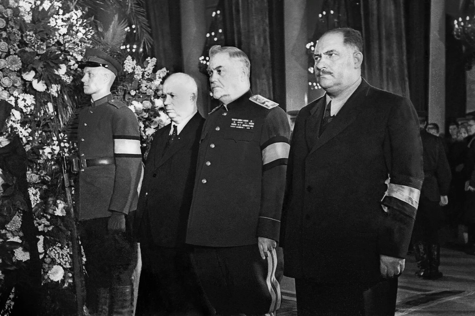 Хрущев и Берия на похоронах Сталина. Хрущев Маленков Булганин. Булганин 1953 год.