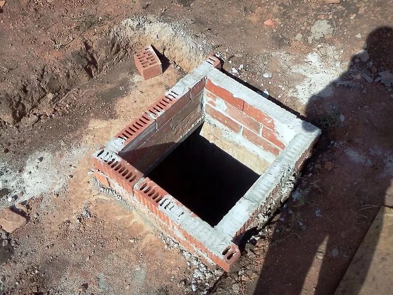 Кессон из кирпича. Погреб из кирпича. смотровой колодец из кирпича. квадратный смотровой колодец из кирпича. кессон для скважины из кирпича.