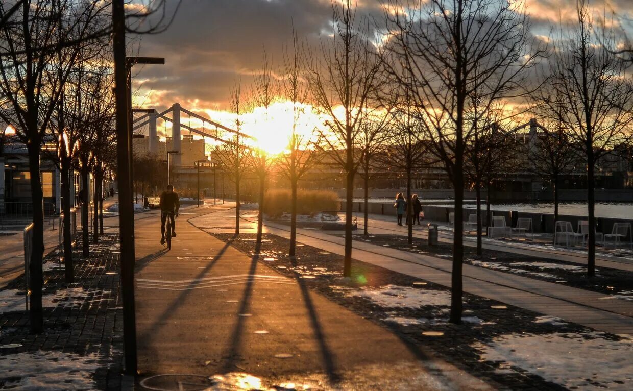 Москва теплая зима. Весеннее солнце в городе. Весенний город.