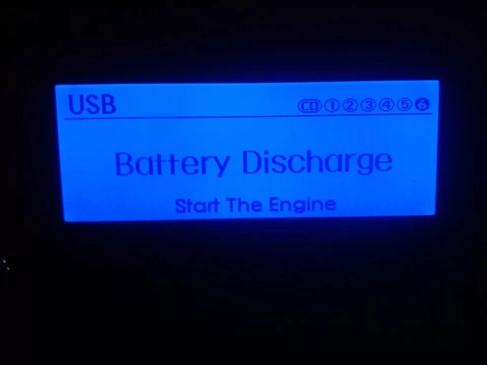 Hyundai Solaris 2014 год Battery discharge дисплей. Магнитоле появилась надпись Batt. Что означает надпись Battery discharge. Battery discharge надпись на магнитоле Киа соул.