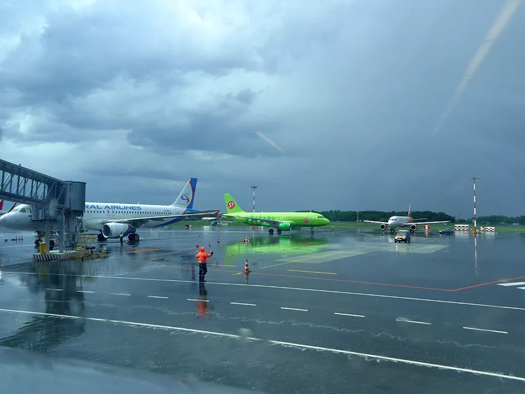 Аэропорт храброво самолеты. Аэрофлот самолет калининград. Аэропорт москва калининград. Аэропорт храброво 2020. Калининград самолет жемчужина балтики.