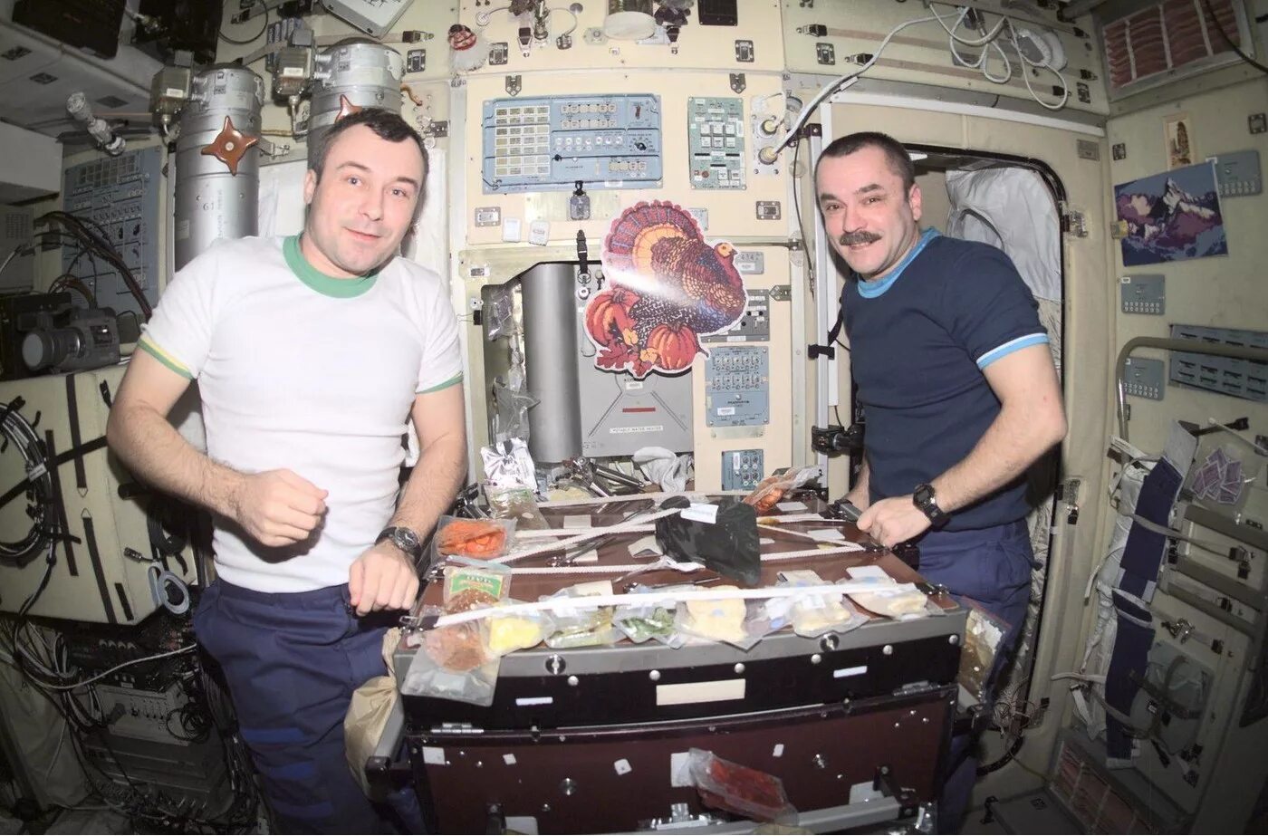 Что ели космонавты. Кухня на космической станции. космонавты обедают в космосе. космонавт кушает. космическая кухня для космонавтов.