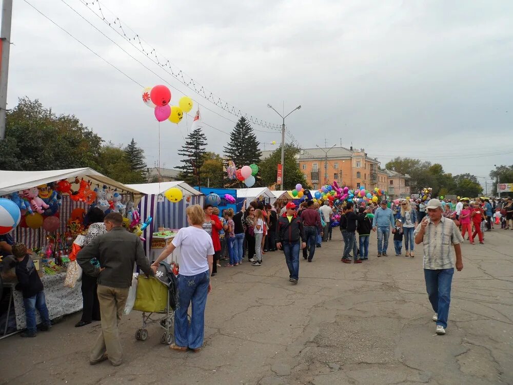 Мероприятие на площади ленина сегодня. Площадь Ленина на день города. Рубцовск день города. Площадь Ленина на день города украшено. Площадь Ленина Уфа день города.