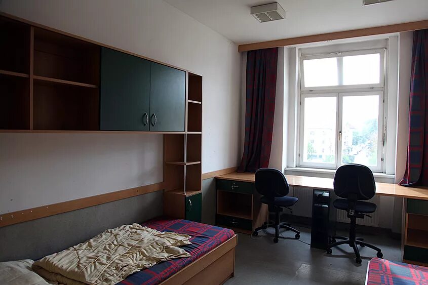 Какое должно быть общежитие. Общежитие Masarykova Kolej. Комната в общежитии. Комната в студенческом общежитии. Комната обычная.