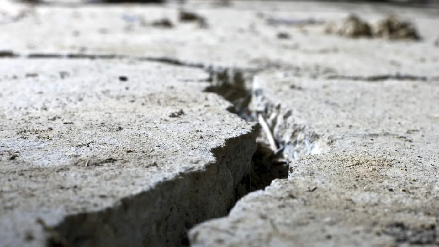 Разлом трещина. Трещина в земле. Разломы и трещины в бетоне. Землетрясение. Землетрясение трещины.
