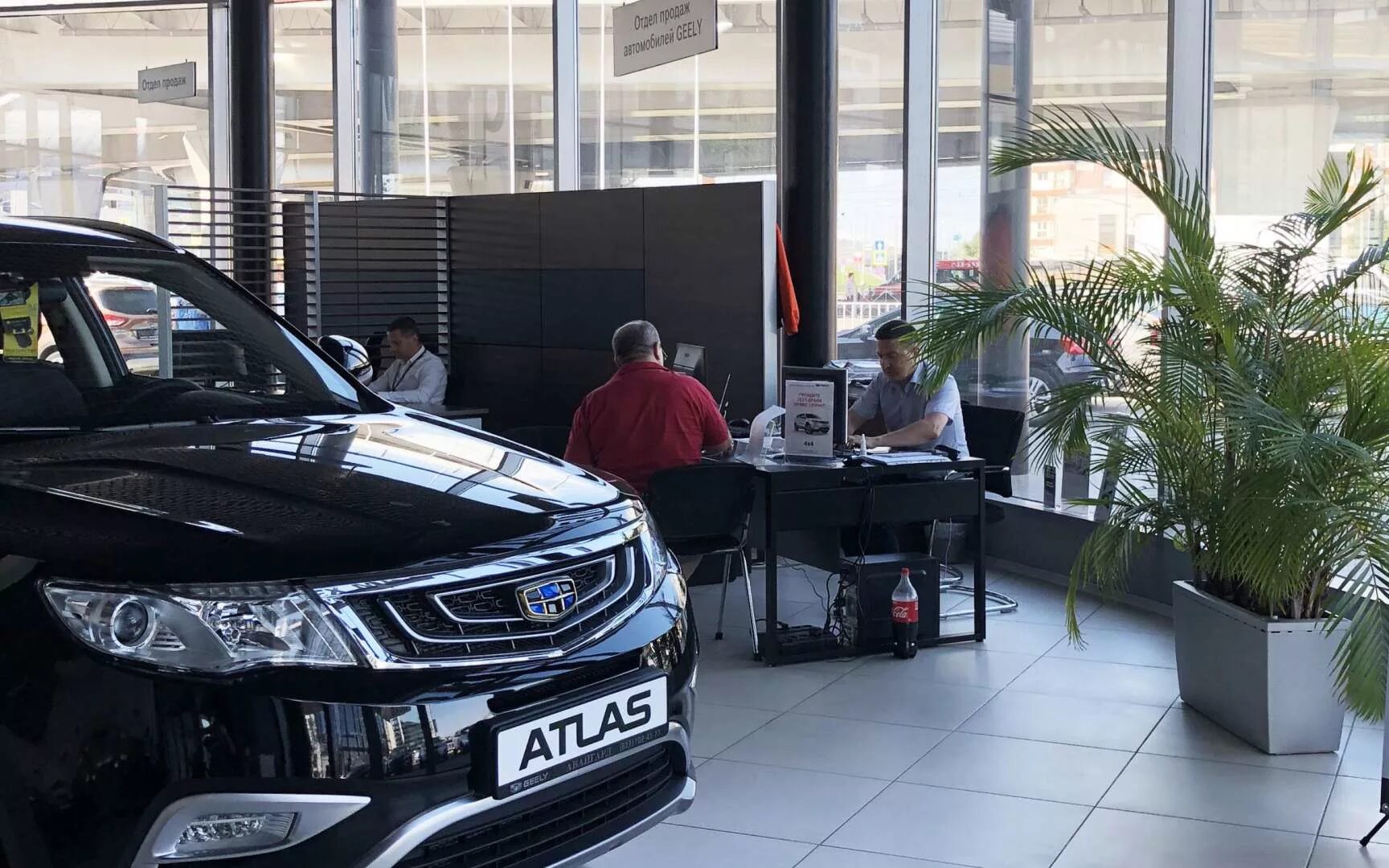 Дилерский центр Geely. Джили Авангард Лахта. Джили Авангард Лахта менеджеры. Кемерово джили дилер