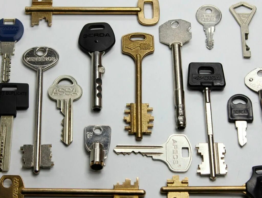Несколько открытых ключей. Ригельный ключ дубликат. Ключ дубликат Fuaro. Сувальдный ключ brd19dp. Ключ от дверного замка.