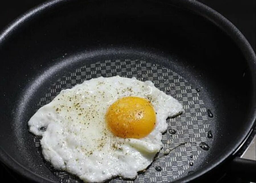 Яичница омлет глазунья. Сковорода с яичницей. Сковородка для яичницы. Сковорода для яиц.