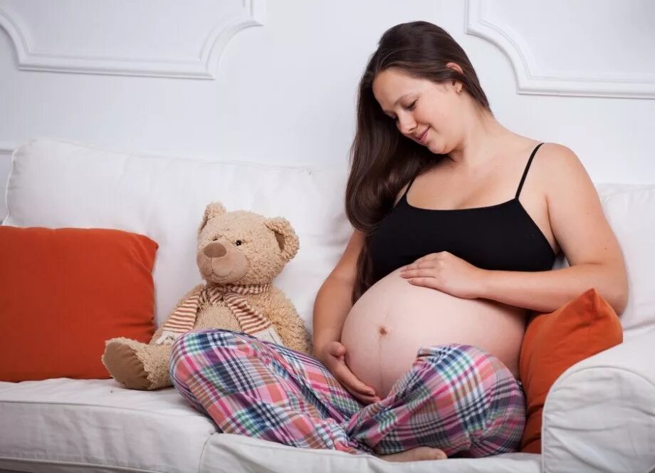 беременная женщина. фотосеты беременных. домашнее фото беременных женщин. фотосессия беременной дома. беременная женщина сидит.